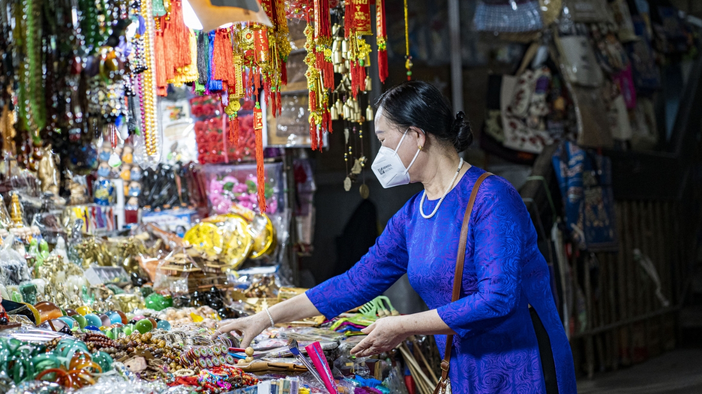 Buying souvenirs with Vietnamese craft items in the market