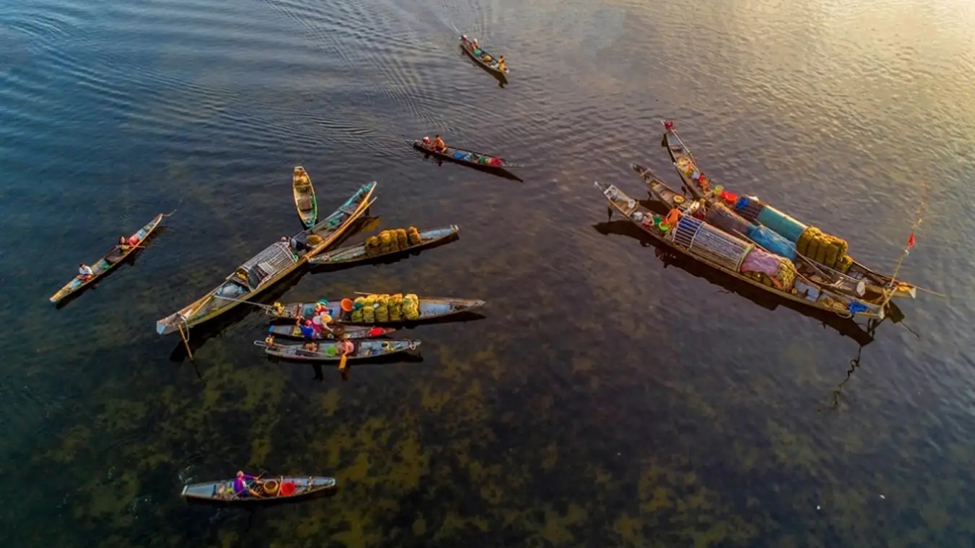 Tranquil floating market on Tam Giang Lagoon