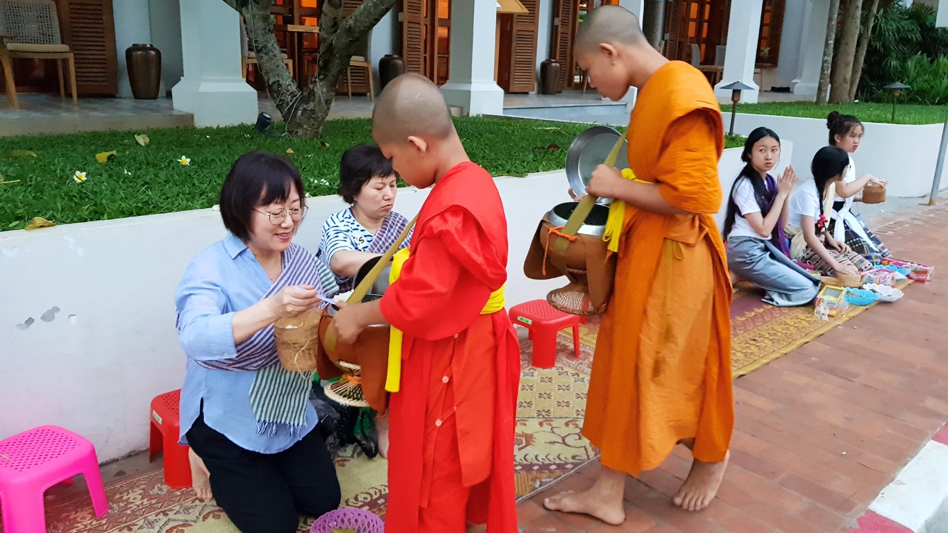 Offer food for monks in the ceremony with respectful