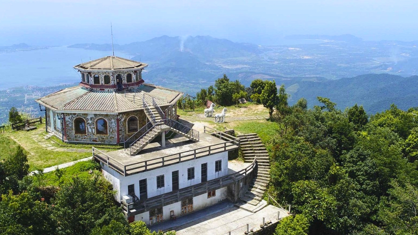 Panoramic view on Vong Hai Dai Bach Ma