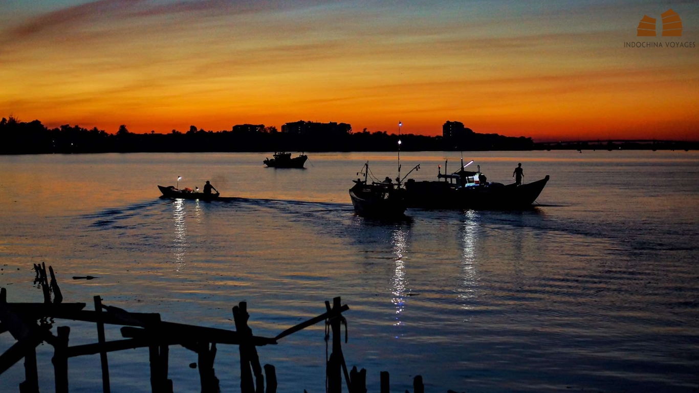 Catching the impressive sunrise in Hoi An