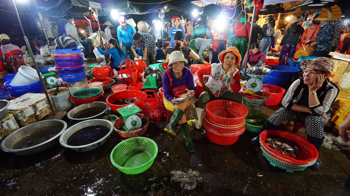 Friendly traders in Hoi An Fish Market