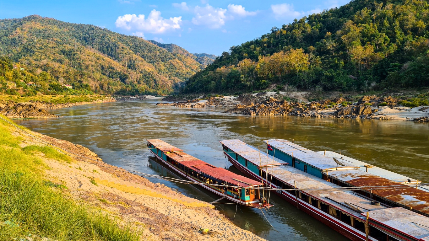 Boat trip in Pakbeng